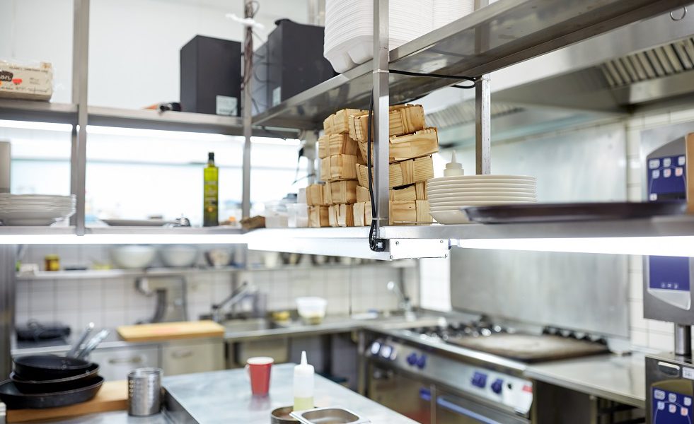 Jakie meble są konieczne aby wyposażyć kuchnię w restauracji?