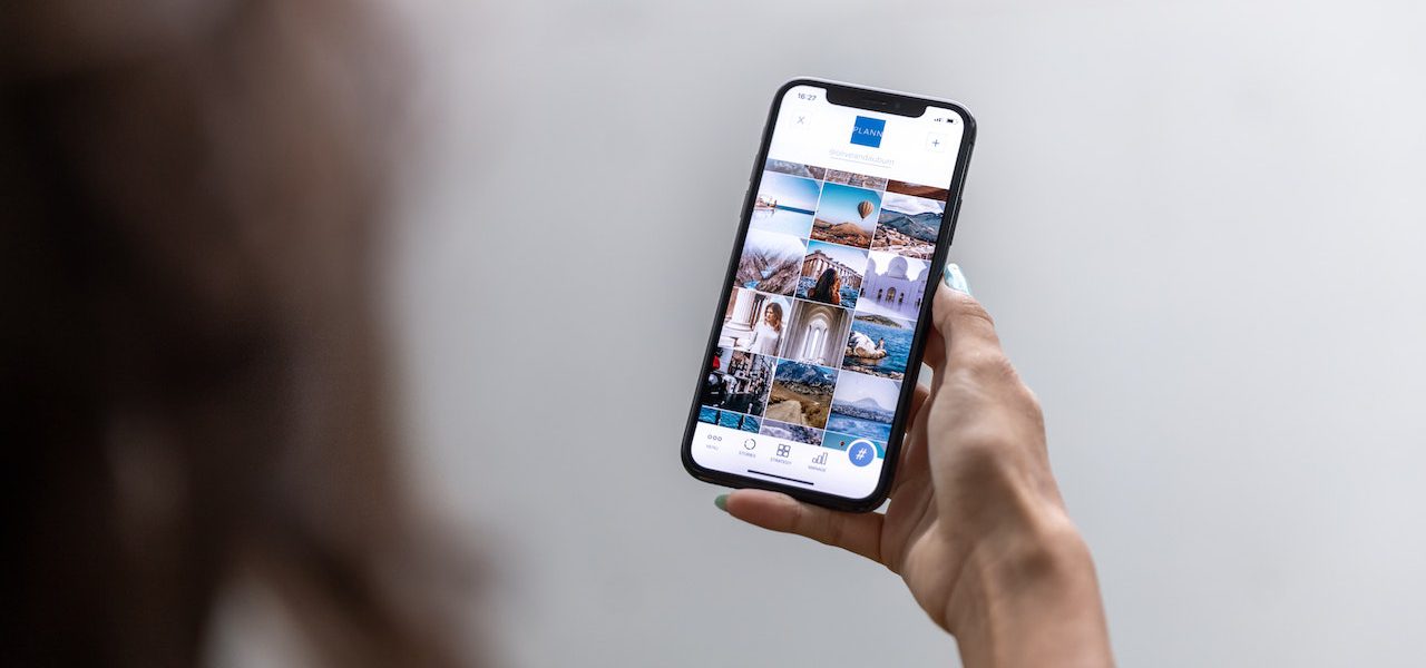 Problemy z głośnikiem - w jaki sposób się objawiają? Problemy związane z głośnikiem w urządzeniach iPhone są dosyć powszechne. Niestety, bardzo utrudniają codzienne korzystanie ze telefonu. W niektórych przypadkach niemożliwe może okazać się chociażby prowadzenie rozmów. Jest to zaś jedna z najistotniejszych funkcji telefonów. Niekiedy ciężko jest jednak ocenić, co jest źródłem problemu, z którym się zmagamy. Najwięcej użytkowników obawia się rzecz jasna uszkodzeń mechanicznych. Niemniej jednak, często okazuje się, że głośnik nie działa tak jak powinien, bo jest po prostu zanieczyszczony. Nie ma się temu co dziwić, bo wszelkiego rodzaju zabrudzenia, takie jak chociażby kurz dostają się tam w bardzo łatwy sposób. Może sprzyjać temu chociażby noszenie telefonu w zaśmieconej torebce czy plecaku. Jak wyczyścić głośnik i czy warto robić to samodzielnie? Wiele osób zastanawia się nad tym, w jaki sposób przeprowadzić czyszczenie głośnika iPhone, aby można było mówić o sukcesie. Okazuje się, że czynność ta może zostać przeprowadzona na co najmniej kilka różnych sposobów. Przede wszystkim, do wyczyszczenia głośnika możemy wykorzystać klasyczny patyczek kosmetyczny. Wystarczy zwilżyć go w niewielkiej ilości wody i alkoholu, a następnie dokładnie odsączyć go z nadmiaru wilgoci. Trzecim krokiem jest delikatne przetarcie powierzchni głośnika. Nie należy jednak robić tego zbyt energicznie, aby nie doprowadzić do żadnych uszkodzeń. Zamiast patyczków można użyć sprężonego powietrza, które można zakupić zarówno stacjonarnie, jak i online. Niektórzy do czyszczenia głośników wykorzystują także taśmę klejącą. Każdy użytkownik urządzeń marki Apple powinien mieć jednak świadomość tego, że samodzielne czyszczenie głośnika zawsze wiąże się z jakimś ryzykiem jego uszkodzenia. Może także nie przynieść oczekiwanego efektu. Jeżeli więc mamy jakiekolwiek wątpliwości co do tego, czy potrafimy samodzielnie wyczyścić głośnik w swoim urządzeniu, sięgnijmy po pomoc. Najlepiej wybrać się do autoryzowanego serwisu Apple, gdzie otrzymamy fachową pomoc. Przy okazji dowiemy się, czy nasze urządzenie nie boryka się z jakimiś innymi usterkami, które należałoby naprawić.