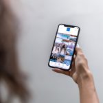 Problemy z głośnikiem - w jaki sposób się objawiają? Problemy związane z głośnikiem w urządzeniach iPhone są dosyć powszechne. Niestety, bardzo utrudniają codzienne korzystanie ze telefonu. W niektórych przypadkach niemożliwe może okazać się chociażby prowadzenie rozmów. Jest to zaś jedna z najistotniejszych funkcji telefonów. Niekiedy ciężko jest jednak ocenić, co jest źródłem problemu, z którym się zmagamy. Najwięcej użytkowników obawia się rzecz jasna uszkodzeń mechanicznych. Niemniej jednak, często okazuje się, że głośnik nie działa tak jak powinien, bo jest po prostu zanieczyszczony. Nie ma się temu co dziwić, bo wszelkiego rodzaju zabrudzenia, takie jak chociażby kurz dostają się tam w bardzo łatwy sposób. Może sprzyjać temu chociażby noszenie telefonu w zaśmieconej torebce czy plecaku. Jak wyczyścić głośnik i czy warto robić to samodzielnie? Wiele osób zastanawia się nad tym, w jaki sposób przeprowadzić czyszczenie głośnika iPhone, aby można było mówić o sukcesie. Okazuje się, że czynność ta może zostać przeprowadzona na co najmniej kilka różnych sposobów. Przede wszystkim, do wyczyszczenia głośnika możemy wykorzystać klasyczny patyczek kosmetyczny. Wystarczy zwilżyć go w niewielkiej ilości wody i alkoholu, a następnie dokładnie odsączyć go z nadmiaru wilgoci. Trzecim krokiem jest delikatne przetarcie powierzchni głośnika. Nie należy jednak robić tego zbyt energicznie, aby nie doprowadzić do żadnych uszkodzeń. Zamiast patyczków można użyć sprężonego powietrza, które można zakupić zarówno stacjonarnie, jak i online. Niektórzy do czyszczenia głośników wykorzystują także taśmę klejącą. Każdy użytkownik urządzeń marki Apple powinien mieć jednak świadomość tego, że samodzielne czyszczenie głośnika zawsze wiąże się z jakimś ryzykiem jego uszkodzenia. Może także nie przynieść oczekiwanego efektu. Jeżeli więc mamy jakiekolwiek wątpliwości co do tego, czy potrafimy samodzielnie wyczyścić głośnik w swoim urządzeniu, sięgnijmy po pomoc. Najlepiej wybrać się do autoryzowanego serwisu Apple, gdzie otrzymamy fachową pomoc. Przy okazji dowiemy się, czy nasze urządzenie nie boryka się z jakimiś innymi usterkami, które należałoby naprawić.