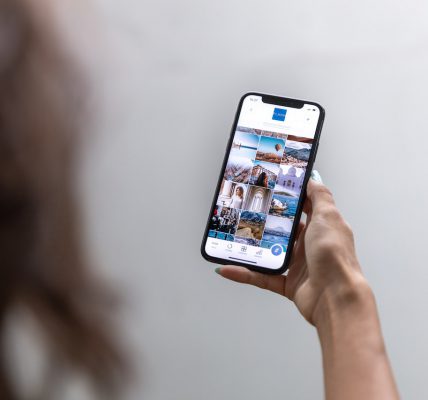 Problemy z głośnikiem - w jaki sposób się objawiają? Problemy związane z głośnikiem w urządzeniach iPhone są dosyć powszechne. Niestety, bardzo utrudniają codzienne korzystanie ze telefonu. W niektórych przypadkach niemożliwe może okazać się chociażby prowadzenie rozmów. Jest to zaś jedna z najistotniejszych funkcji telefonów. Niekiedy ciężko jest jednak ocenić, co jest źródłem problemu, z którym się zmagamy. Najwięcej użytkowników obawia się rzecz jasna uszkodzeń mechanicznych. Niemniej jednak, często okazuje się, że głośnik nie działa tak jak powinien, bo jest po prostu zanieczyszczony. Nie ma się temu co dziwić, bo wszelkiego rodzaju zabrudzenia, takie jak chociażby kurz dostają się tam w bardzo łatwy sposób. Może sprzyjać temu chociażby noszenie telefonu w zaśmieconej torebce czy plecaku. Jak wyczyścić głośnik i czy warto robić to samodzielnie? Wiele osób zastanawia się nad tym, w jaki sposób przeprowadzić czyszczenie głośnika iPhone, aby można było mówić o sukcesie. Okazuje się, że czynność ta może zostać przeprowadzona na co najmniej kilka różnych sposobów. Przede wszystkim, do wyczyszczenia głośnika możemy wykorzystać klasyczny patyczek kosmetyczny. Wystarczy zwilżyć go w niewielkiej ilości wody i alkoholu, a następnie dokładnie odsączyć go z nadmiaru wilgoci. Trzecim krokiem jest delikatne przetarcie powierzchni głośnika. Nie należy jednak robić tego zbyt energicznie, aby nie doprowadzić do żadnych uszkodzeń. Zamiast patyczków można użyć sprężonego powietrza, które można zakupić zarówno stacjonarnie, jak i online. Niektórzy do czyszczenia głośników wykorzystują także taśmę klejącą. Każdy użytkownik urządzeń marki Apple powinien mieć jednak świadomość tego, że samodzielne czyszczenie głośnika zawsze wiąże się z jakimś ryzykiem jego uszkodzenia. Może także nie przynieść oczekiwanego efektu. Jeżeli więc mamy jakiekolwiek wątpliwości co do tego, czy potrafimy samodzielnie wyczyścić głośnik w swoim urządzeniu, sięgnijmy po pomoc. Najlepiej wybrać się do autoryzowanego serwisu Apple, gdzie otrzymamy fachową pomoc. Przy okazji dowiemy się, czy nasze urządzenie nie boryka się z jakimiś innymi usterkami, które należałoby naprawić.
