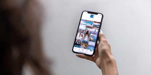 Problemy z głośnikiem - w jaki sposób się objawiają? Problemy związane z głośnikiem w urządzeniach iPhone są dosyć powszechne. Niestety, bardzo utrudniają codzienne korzystanie ze telefonu. W niektórych przypadkach niemożliwe może okazać się chociażby prowadzenie rozmów. Jest to zaś jedna z najistotniejszych funkcji telefonów. Niekiedy ciężko jest jednak ocenić, co jest źródłem problemu, z którym się zmagamy. Najwięcej użytkowników obawia się rzecz jasna uszkodzeń mechanicznych. Niemniej jednak, często okazuje się, że głośnik nie działa tak jak powinien, bo jest po prostu zanieczyszczony. Nie ma się temu co dziwić, bo wszelkiego rodzaju zabrudzenia, takie jak chociażby kurz dostają się tam w bardzo łatwy sposób. Może sprzyjać temu chociażby noszenie telefonu w zaśmieconej torebce czy plecaku. Jak wyczyścić głośnik i czy warto robić to samodzielnie? Wiele osób zastanawia się nad tym, w jaki sposób przeprowadzić czyszczenie głośnika iPhone, aby można było mówić o sukcesie. Okazuje się, że czynność ta może zostać przeprowadzona na co najmniej kilka różnych sposobów. Przede wszystkim, do wyczyszczenia głośnika możemy wykorzystać klasyczny patyczek kosmetyczny. Wystarczy zwilżyć go w niewielkiej ilości wody i alkoholu, a następnie dokładnie odsączyć go z nadmiaru wilgoci. Trzecim krokiem jest delikatne przetarcie powierzchni głośnika. Nie należy jednak robić tego zbyt energicznie, aby nie doprowadzić do żadnych uszkodzeń. Zamiast patyczków można użyć sprężonego powietrza, które można zakupić zarówno stacjonarnie, jak i online. Niektórzy do czyszczenia głośników wykorzystują także taśmę klejącą. Każdy użytkownik urządzeń marki Apple powinien mieć jednak świadomość tego, że samodzielne czyszczenie głośnika zawsze wiąże się z jakimś ryzykiem jego uszkodzenia. Może także nie przynieść oczekiwanego efektu. Jeżeli więc mamy jakiekolwiek wątpliwości co do tego, czy potrafimy samodzielnie wyczyścić głośnik w swoim urządzeniu, sięgnijmy po pomoc. Najlepiej wybrać się do autoryzowanego serwisu Apple, gdzie otrzymamy fachową pomoc. Przy okazji dowiemy się, czy nasze urządzenie nie boryka się z jakimiś innymi usterkami, które należałoby naprawić.