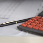 Na czym polega długoterminowe inwestowanie w akcje? Długoterminowe inwestowanie w akcje polega na zakupie akcji emitowanych przez spółki akcyjne lub komandytowo-akcyjne oraz oczekiwaniu na wzrost ich wartości w długoterminowej perspektywie. W tym przypadku horyzont czasowy inwestycji pozostaje bliżej nieokreślony, a inwestor nie podejmuje decyzje na podstawie przyjętych przez siebie założeń. Warto również podkreślić, że strategia długoterminowego inwestowania w akcje nie wymaga ciągłego śledzenia notowań giełdowych, ponieważ analizy portfela inwestycyjnego, czy zmian w jego składzie dokonuje się z reguły raz na kilka miesięcy (np. co kwartał). Dodatkową zaletą jest również możliwość uzyskania ewentualnej dywidendy, która może powiększyć uzyskaną stopę zwrotu, czyli wpłynąć na opłacalność inwestycji. W jaki sposób długoterminowo inwestować w akcje? Długoterminowe inwestowanie w akcje to strategia, która uznawana jest przez wielu za znacznie prostszą niż spekulacja. Wynika to z faktu, że jej realizacja nie wymaga ciągłego śledzenia notowań giełdowych, czy podejmowania błyskawicznych decyzji w warunkach stresowych. W efekcie stosować może ją praktycznie każdy, co jest możliwe również dzięki temu, że warunkiem koniecznym jest w tym przypadku wyłącznie posiadanie odpowiedniego rachunku maklerskiego. Jego założenie umożliwia oficjalna strona brokera, który pozwala długoterminowo inwestować w akcje notowane na ponad 50 światowych giełdach. W tym miejscu należy podkreślić, że wybór właściwego brokera jest bardzo ważny, ponieważ wpływa nie tylko na możliwości inwestycyjne, ale także między innymi wysokość pobieranych opłat. Te z kolei mają bezpośredni wpływ na opłacalność inwestycji.Co jeszcze uwzględnić przy wyborze brokera? Szczegółowe informacje na ten temat zostały opisane w artykule przedstawiającym mechanizmy gry na giełdzie. Z jakich narzędzi powinna korzystać osoba długoterminowo inwestująca w akcje? Jak już wspomniano długoterminowe inwestowanie w akcje to strategia, która znacznie różni się od spekulacji. Różnica występuje również w przypadku narzędzi, z których powinien korzystać realizujący ją inwestor. Podstawowym jest w tym przypadku analiza fundamentalna, której przeprowadzenie pozwala stwierdzić to, czy akcje konkretnej spółki są właściwie wycenione, a co za tym idzie, czy warto w nie inwestować. Inwestując długoterminowo należy bowiem szukać akcji, które są niedoszacowane, a co za tym idzie ich kurs powinien w przyszłości znacznie wzrosnąć. Określenie tego faktu, umożliwia właśnie analiza fundamentalna, która bada nie tylko fundamenty spółki (m.in. jej strukturę, czy finanse), ale również dane makroekonomiczne w ujęciu całej gospodarki, czy w odniesieniu do danego sektora. Podsumowując należy stwierdzić, że długoterminowe inwestowanie w akcje to strategia, którą może wykorzystać każdy, kto zamierza rozpocząć swoją przygodę z giełdą. Co więcej, jest ona znacznie bardziej przyjazna i mniej ryzykowna dla inwestora, ponieważ nie wymaga ciągłego śledzenia notowań oraz błyskawicznego reagowania na to, co aktualnie dzieje się na giełdzie.