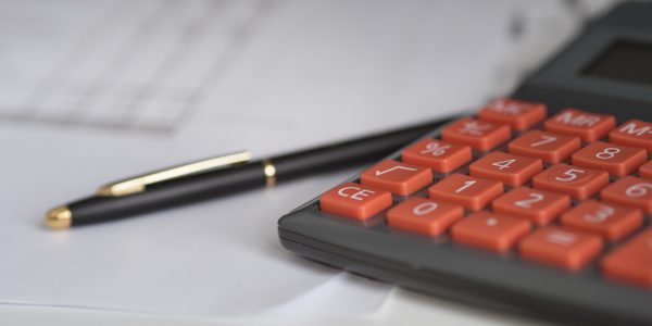 Na czym polega długoterminowe inwestowanie w akcje? Długoterminowe inwestowanie w akcje polega na zakupie akcji emitowanych przez spółki akcyjne lub komandytowo-akcyjne oraz oczekiwaniu na wzrost ich wartości w długoterminowej perspektywie. W tym przypadku horyzont czasowy inwestycji pozostaje bliżej nieokreślony, a inwestor nie podejmuje decyzje na podstawie przyjętych przez siebie założeń. Warto również podkreślić, że strategia długoterminowego inwestowania w akcje nie wymaga ciągłego śledzenia notowań giełdowych, ponieważ analizy portfela inwestycyjnego, czy zmian w jego składzie dokonuje się z reguły raz na kilka miesięcy (np. co kwartał). Dodatkową zaletą jest również możliwość uzyskania ewentualnej dywidendy, która może powiększyć uzyskaną stopę zwrotu, czyli wpłynąć na opłacalność inwestycji. W jaki sposób długoterminowo inwestować w akcje? Długoterminowe inwestowanie w akcje to strategia, która uznawana jest przez wielu za znacznie prostszą niż spekulacja. Wynika to z faktu, że jej realizacja nie wymaga ciągłego śledzenia notowań giełdowych, czy podejmowania błyskawicznych decyzji w warunkach stresowych. W efekcie stosować może ją praktycznie każdy, co jest możliwe również dzięki temu, że warunkiem koniecznym jest w tym przypadku wyłącznie posiadanie odpowiedniego rachunku maklerskiego. Jego założenie umożliwia oficjalna strona brokera, który pozwala długoterminowo inwestować w akcje notowane na ponad 50 światowych giełdach. W tym miejscu należy podkreślić, że wybór właściwego brokera jest bardzo ważny, ponieważ wpływa nie tylko na możliwości inwestycyjne, ale także między innymi wysokość pobieranych opłat. Te z kolei mają bezpośredni wpływ na opłacalność inwestycji.Co jeszcze uwzględnić przy wyborze brokera? Szczegółowe informacje na ten temat zostały opisane w artykule przedstawiającym mechanizmy gry na giełdzie. Z jakich narzędzi powinna korzystać osoba długoterminowo inwestująca w akcje? Jak już wspomniano długoterminowe inwestowanie w akcje to strategia, która znacznie różni się od spekulacji. Różnica występuje również w przypadku narzędzi, z których powinien korzystać realizujący ją inwestor. Podstawowym jest w tym przypadku analiza fundamentalna, której przeprowadzenie pozwala stwierdzić to, czy akcje konkretnej spółki są właściwie wycenione, a co za tym idzie, czy warto w nie inwestować. Inwestując długoterminowo należy bowiem szukać akcji, które są niedoszacowane, a co za tym idzie ich kurs powinien w przyszłości znacznie wzrosnąć. Określenie tego faktu, umożliwia właśnie analiza fundamentalna, która bada nie tylko fundamenty spółki (m.in. jej strukturę, czy finanse), ale również dane makroekonomiczne w ujęciu całej gospodarki, czy w odniesieniu do danego sektora. Podsumowując należy stwierdzić, że długoterminowe inwestowanie w akcje to strategia, którą może wykorzystać każdy, kto zamierza rozpocząć swoją przygodę z giełdą. Co więcej, jest ona znacznie bardziej przyjazna i mniej ryzykowna dla inwestora, ponieważ nie wymaga ciągłego śledzenia notowań oraz błyskawicznego reagowania na to, co aktualnie dzieje się na giełdzie.